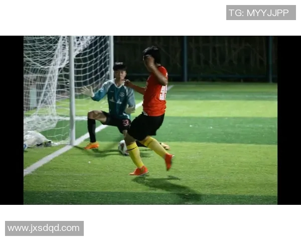 足球明星在球场上的精彩瞬间抓拍展现运动魅力与激情的完美结合