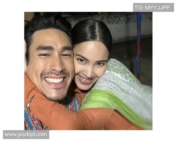 蒂娜与足球明星亲密合影展现青春活力与运动魅力